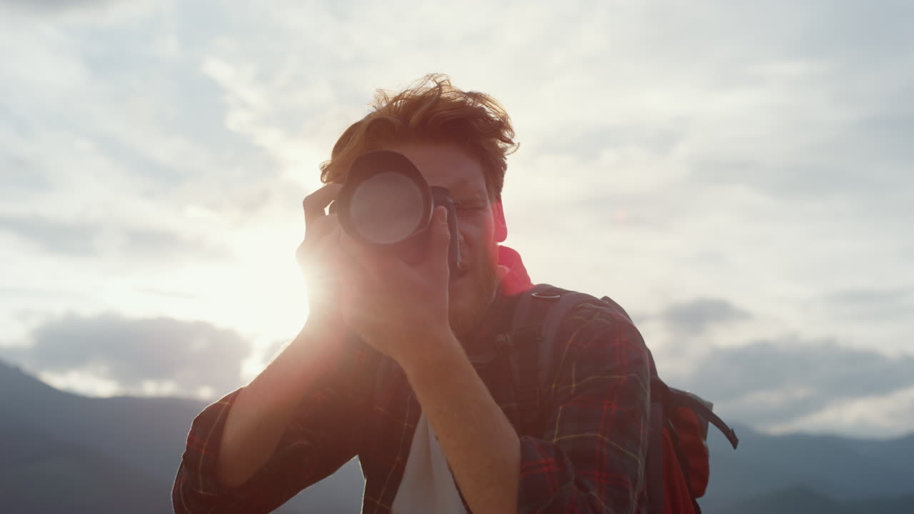 el primer plano inspiró al fotógrafo a filmar en la cámara. fotografía profesional disparar montañas.