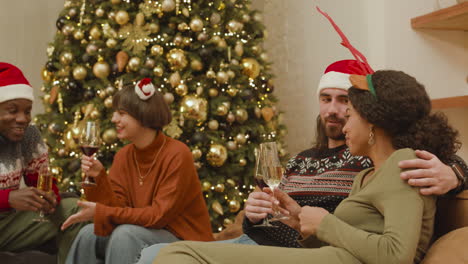 parejas disfrutando de la reunión de navidad
