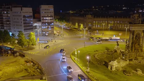 Traffic-on-the-streets-of-Placa-d'Espanya-Square-at-night,-Barcelona,-Spain