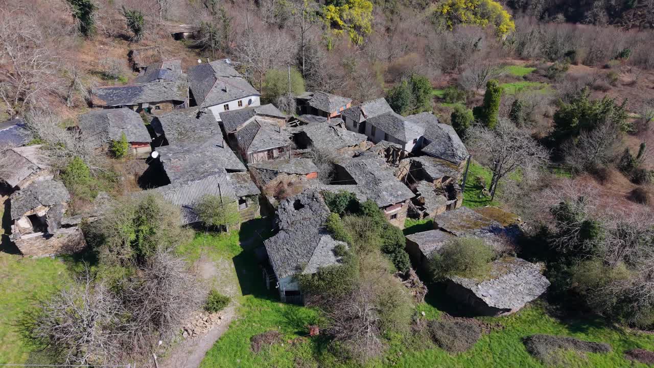 スペイン、ガリシア州キロガ市カンポドラの山岳地帯にある住居。ドローン空撮。