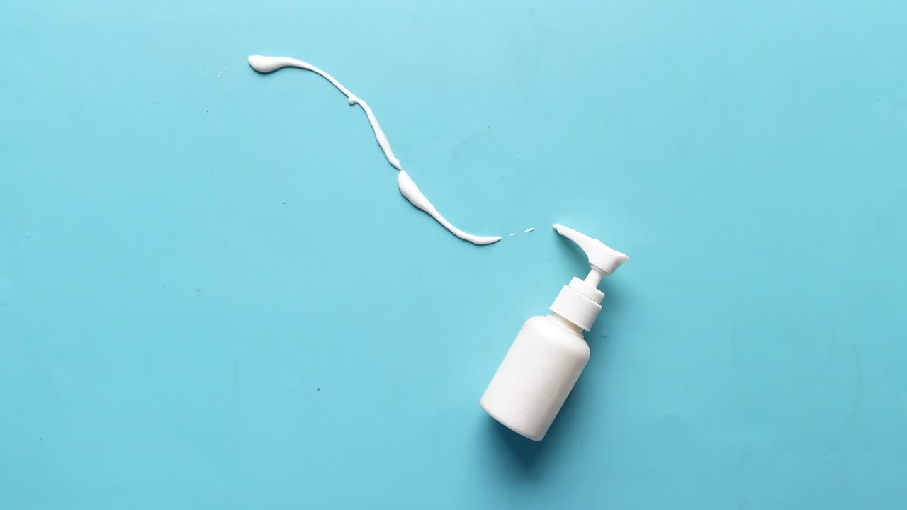 분홍색 용기 에 있는 미용 크림 의 클로즈업