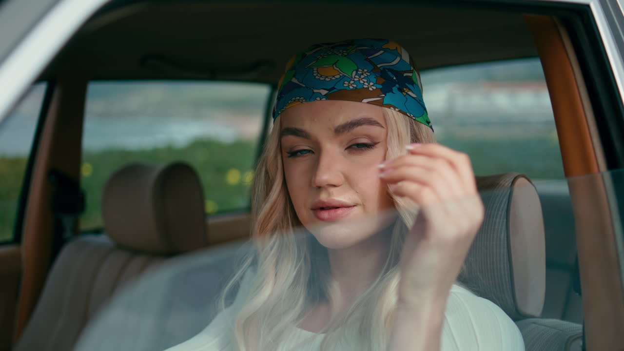 mujer conductor sentado automóvil en bandanna primer plano. retrato chica joven hipster