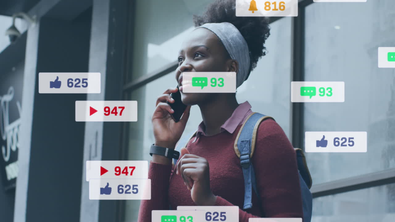 animación de iconos y números de redes sociales sobre una mujer afroamericana que usa un teléfono inteligente