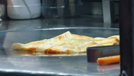 Primer-Plano-De-Hacer-Crepes-En-El-Mercado-Nocturno-De-Comida-Callejera