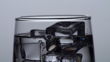 un vaso de agua con cubitos de hielo