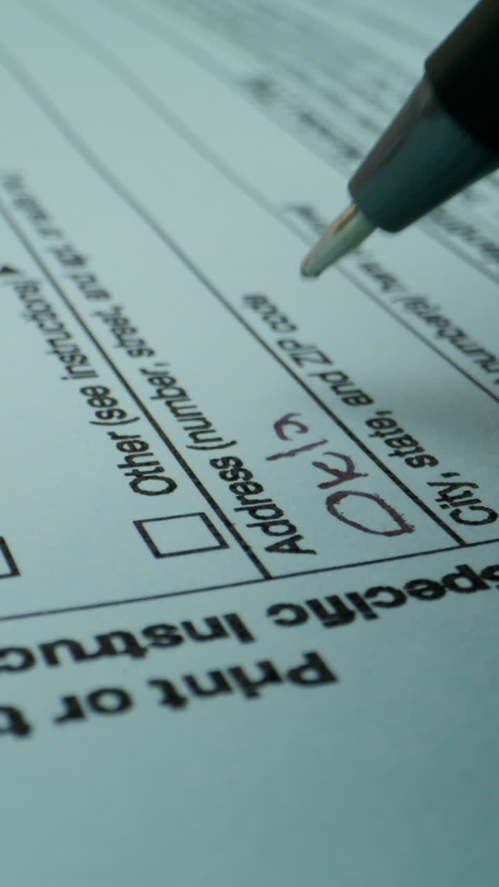 persona que completa un formulario de dirección