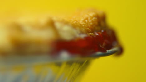 [cámara utilizada: canon c300] enfoque macro rack, enfoque suave, corteza giratoria de pastel de cerezas con glaseado de cerezas
