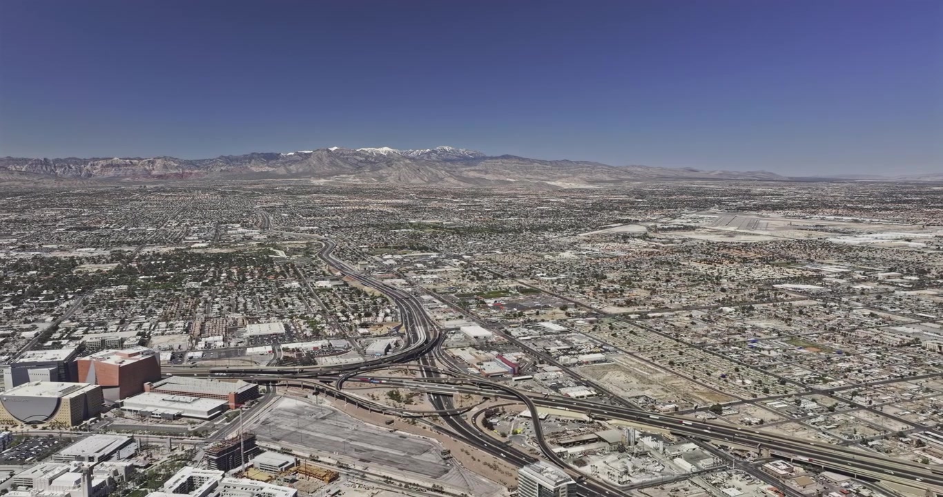 Las Vegas Nevada Aerial v204 bred overflyvning fra det historiske centrum over motorvejskryds, forstæder og bjergdalen - Optaget med Mavic 3 Pro Cine - 2. maj 2024