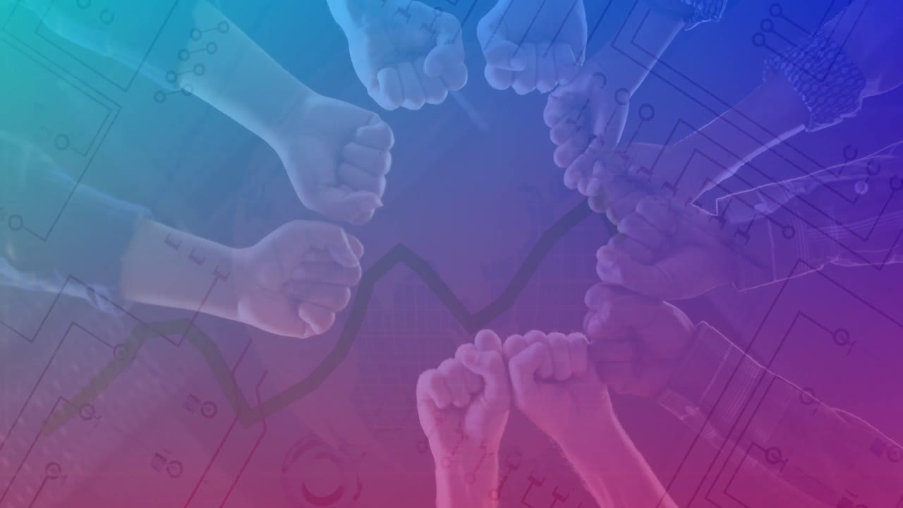 animación del procesamiento de datos sobre diversas personas de negocios golpeando los puños en la oficina.