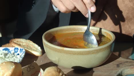 persona comiendo sopa