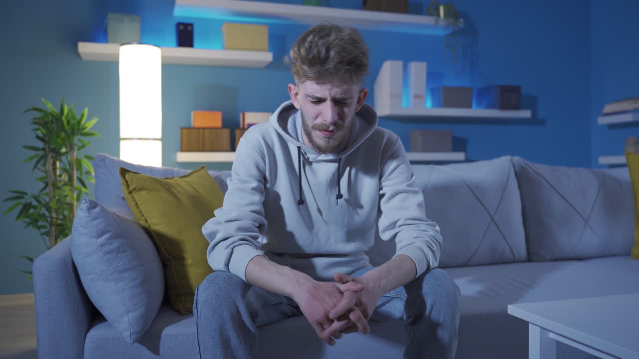 un joven infeliz y triste llorando.