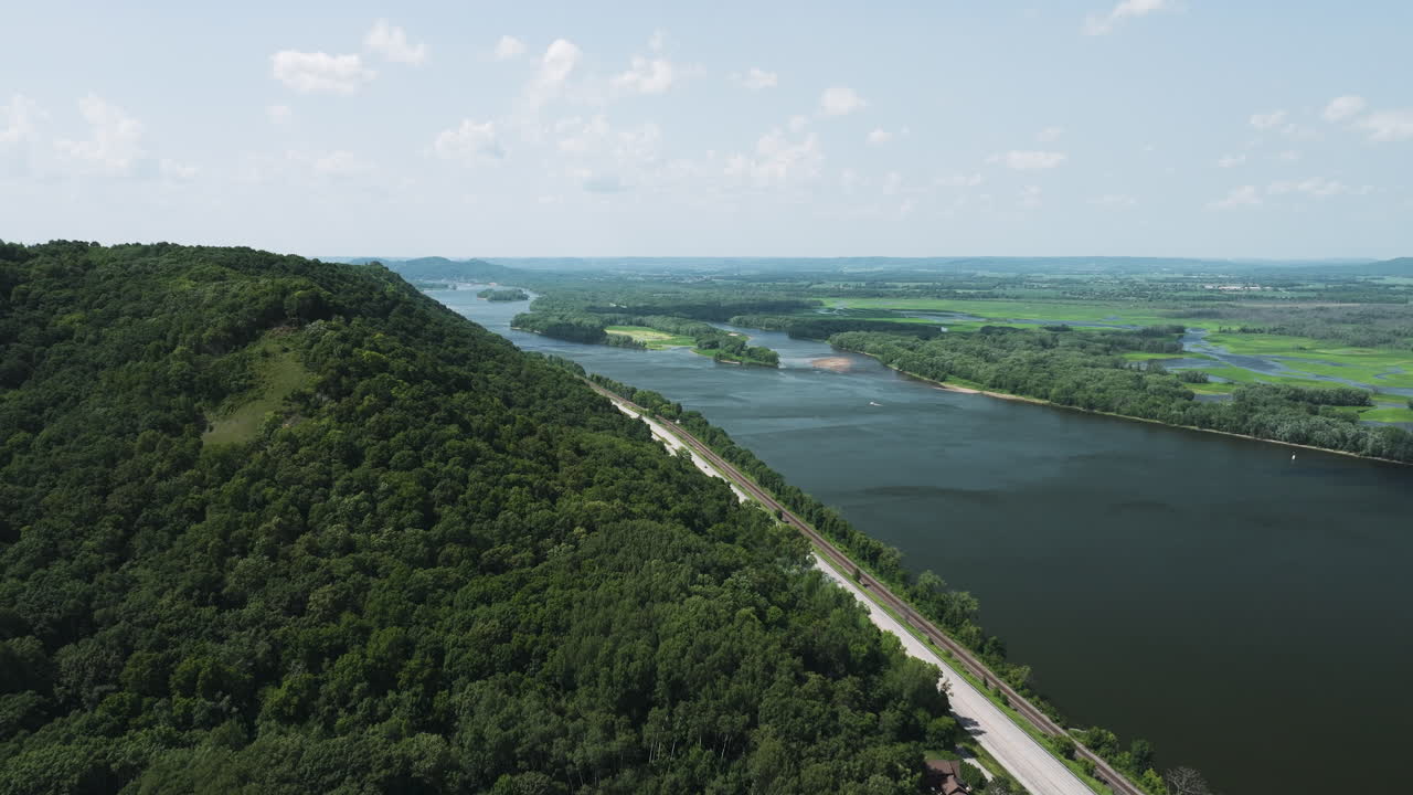 camino junto al río mississippi en el parque estatal great river bluffs en winona, minnesota