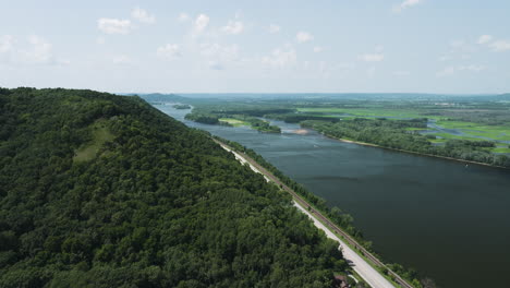 Camino-Por-El-Río-Mississippi-En-El-Parque-Estatal-Great-River-Bluffs-En-Winona,-Minnesota