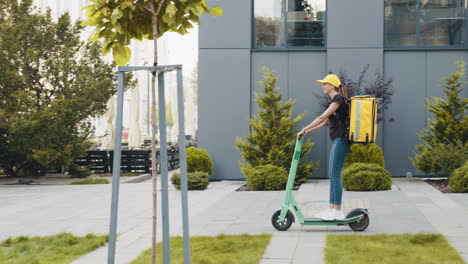 mujer entregando comida en un scooter eléctrico