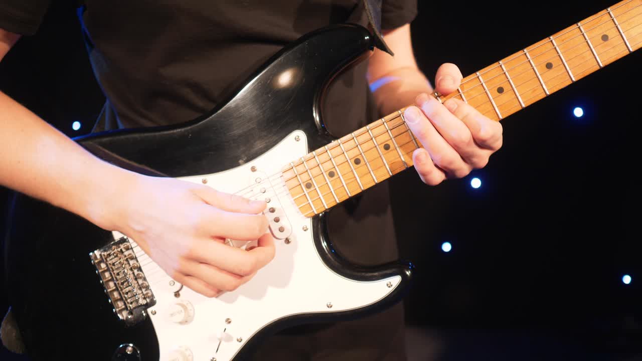 콘서트 록 밴드, 두 개의 전기 기타와 함께 무대에서 공연하는 가수, 뮤직비디오 크, 헤비 메탈 또는 록 그룹, 느린 동작 악기 연주 두 사람의 밴드