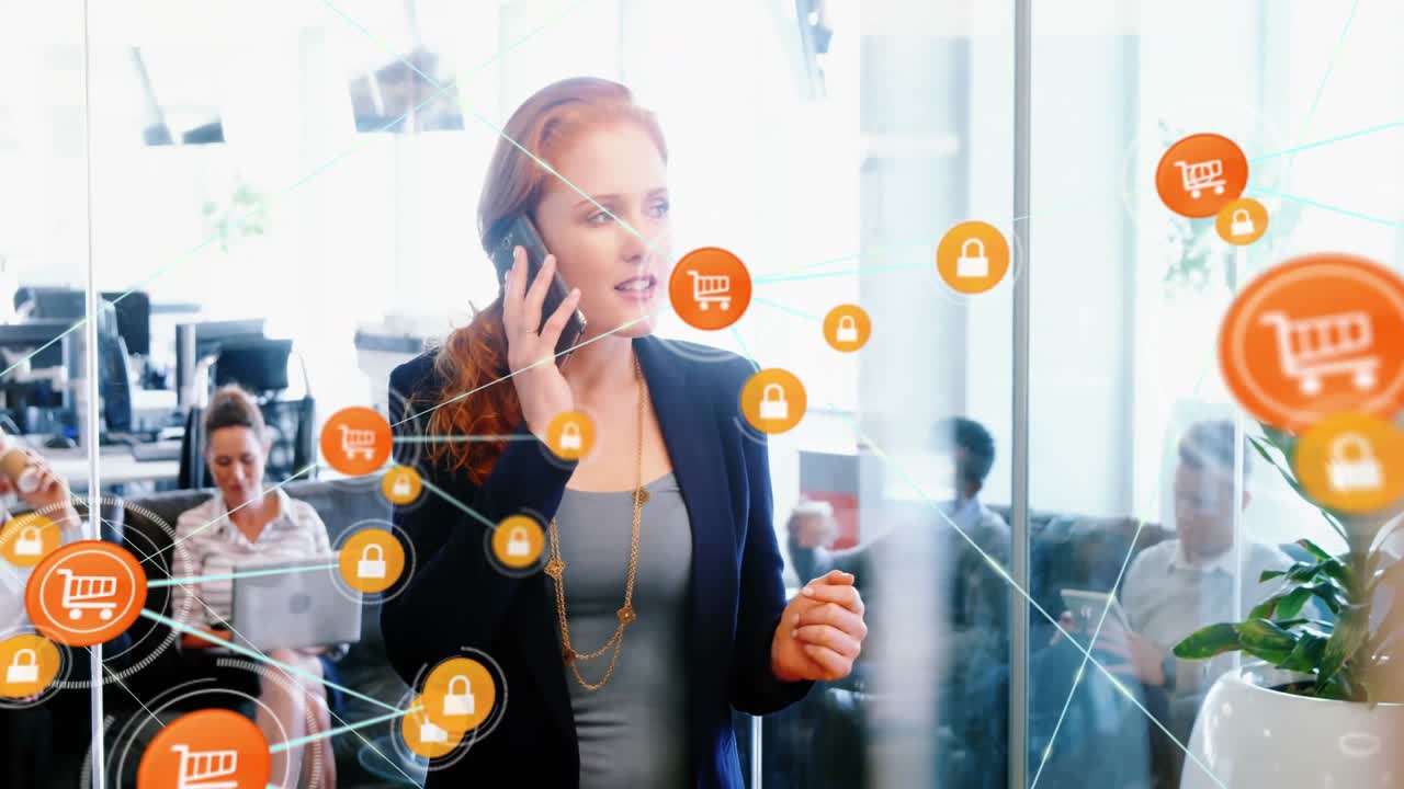 Forretningskvinde holder telefonen til øret og starter et e-handels sikkerhedsnetværk, der vokser på tværs af arbejdsområdet