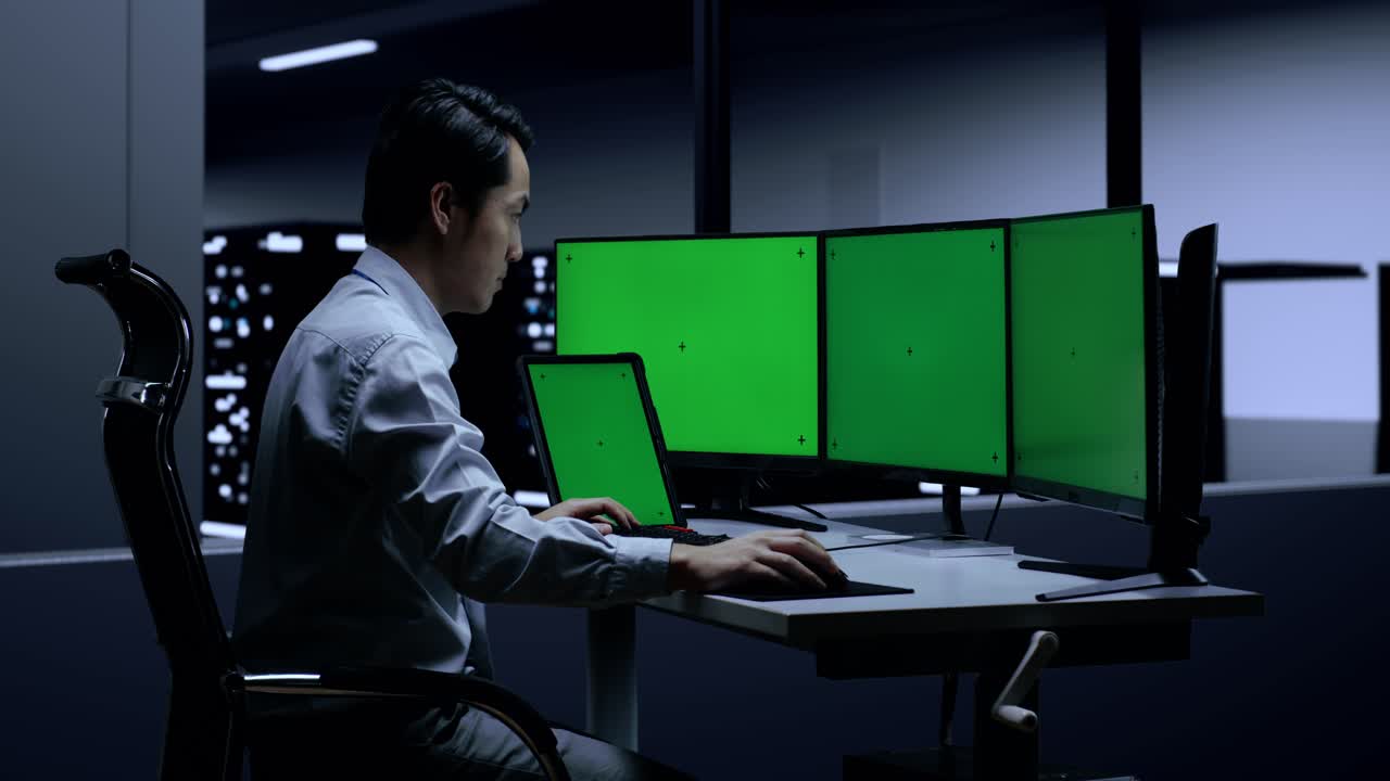 그것은 어두운 서버 방에서 일하는 전문입니다.