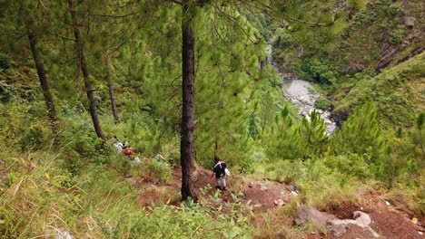 poona paraguas cascada bajando a la cascada con hermosas vistas