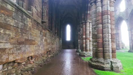 whitby abbey ahora abandonada y formalmente una abadía benedictina y está situada con vistas al mar en la costa este de inglaterra