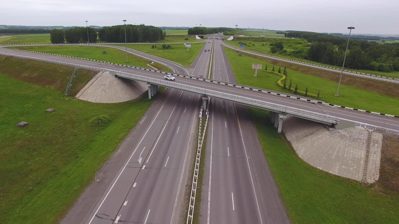고속도로 교차로에서 볼 수 있습니다.