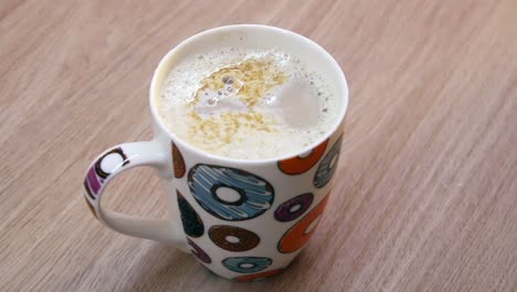 verter leche en capuchino