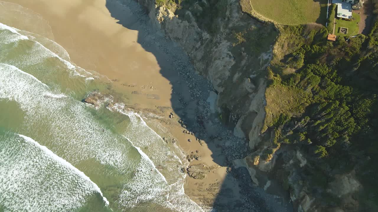 vista aérea de la playa del faro de yaquina head y las mansiones circundantes en newport, oregon