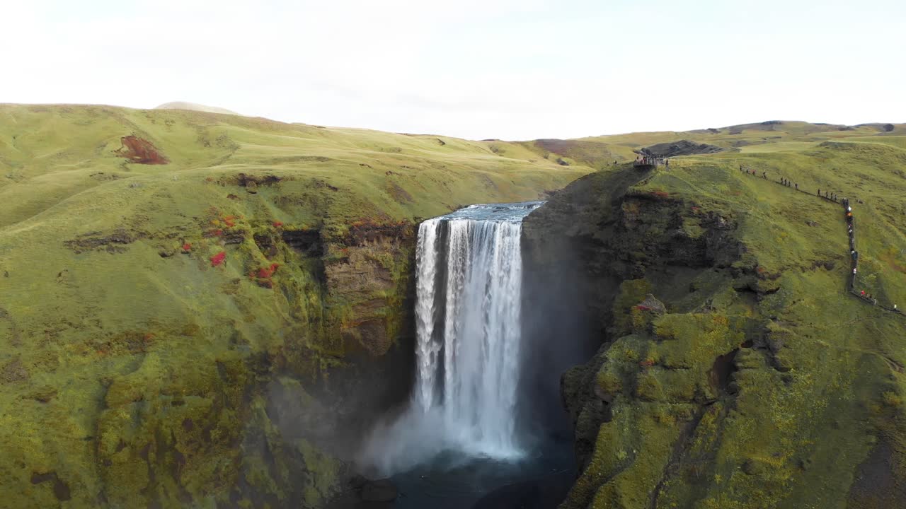 la impresionante cascada de skogafoss en el verde valle de las tierras altas de islandia