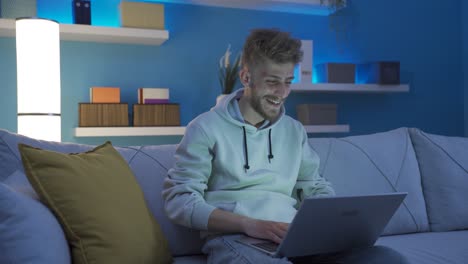 Joven-Feliz-Bailando-En-Casa-Divirtiéndose-Usando-Una-Computadora-Portátil.