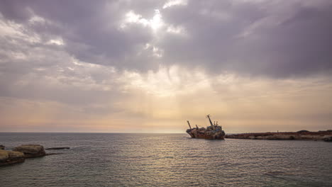 Timelapse-Del-Naufragio-Del-Edro-Iii-Con-Rayos-De-Sol-Brillando-Sobre-La-Superficie-Del-Océano-A-Través-De-Las-Nubes