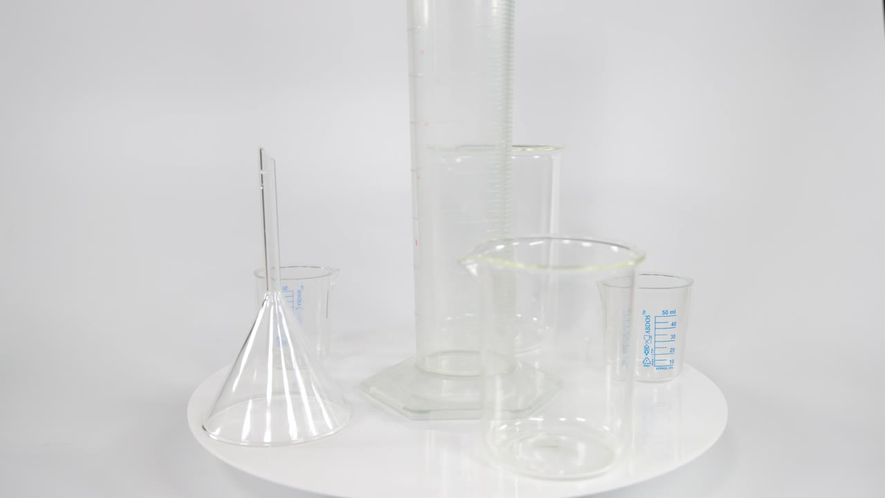 플랫폼에서 회전하는 다양한 명확한 컵