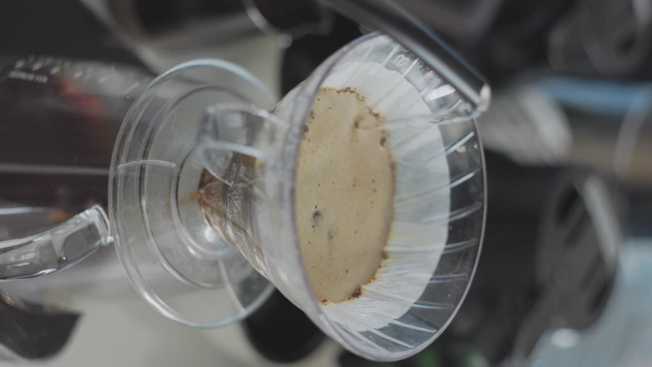 ornate vierte sobre el filtro de café y la olla prepara una taza fresca a medida que el agua caliente cae