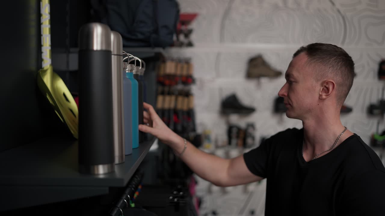 eligiendo termos en una tienda, una persona eligiendo un termos en un tiro deportivo