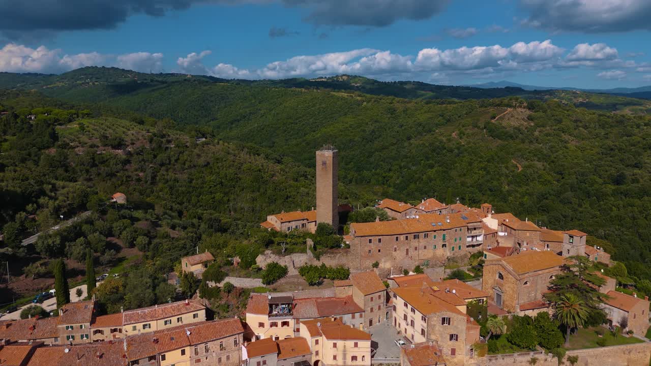 el pueblo de pereta en la toscana, italia. ciudad antigua medieval romana. hermosas imágenes panorámicas de drones aéreos