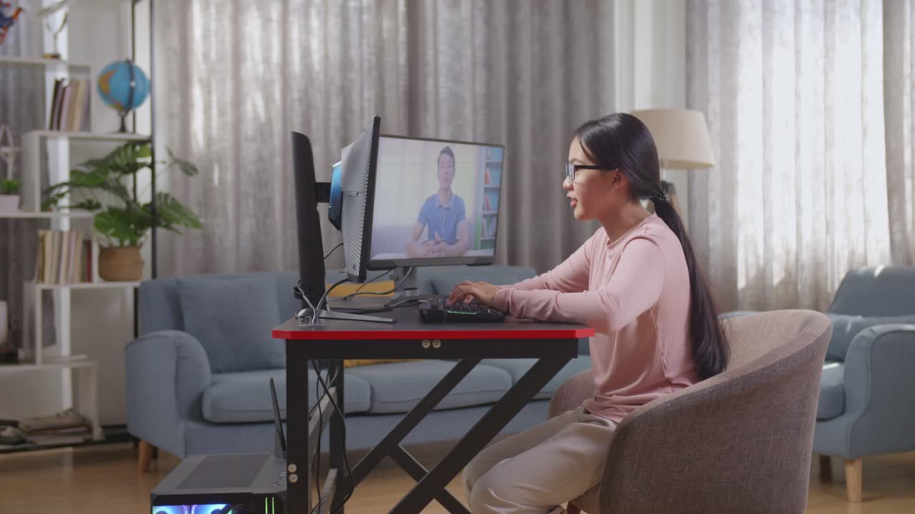 비디오 통화를 통해 온라인으로 공부하는 소녀