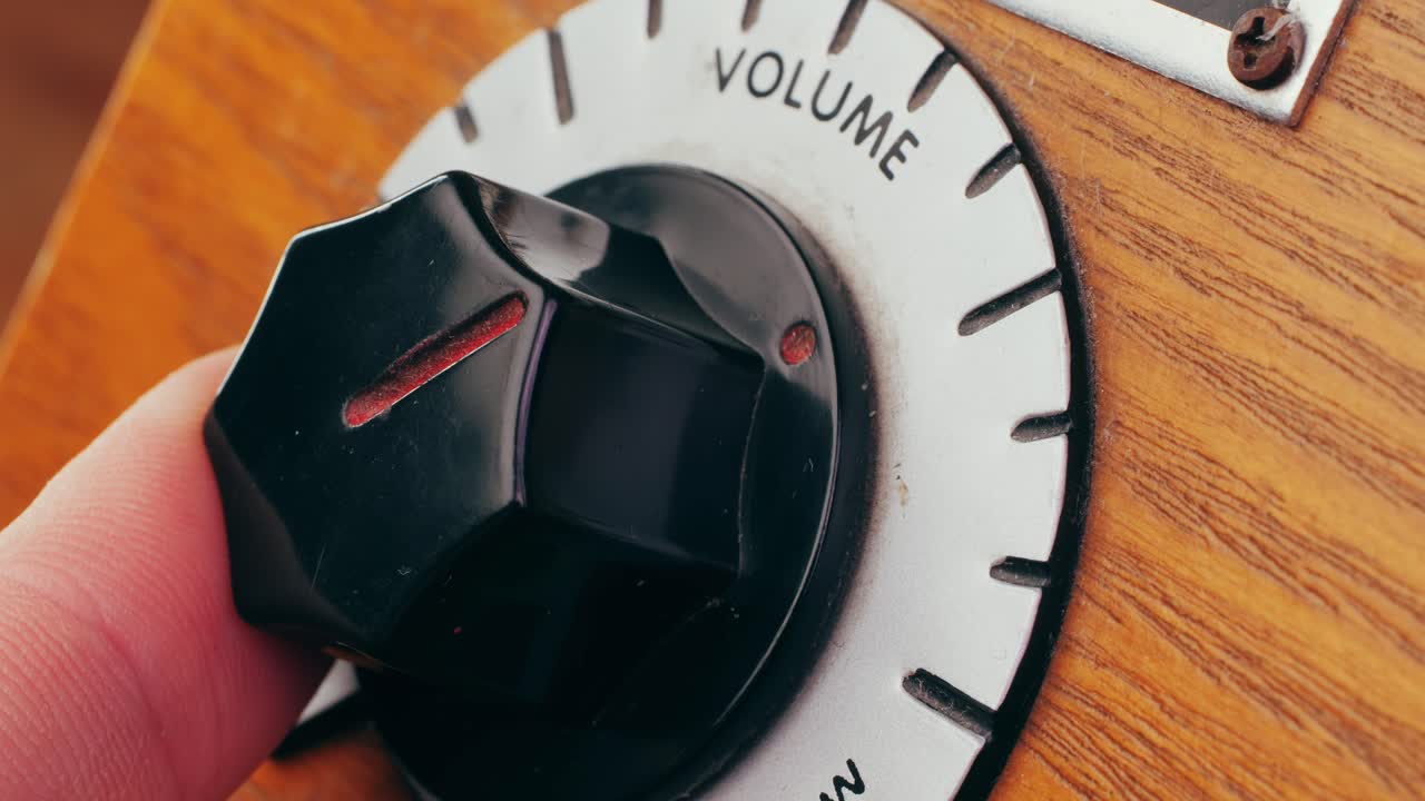 Old Retro AM FM Radio with tubes, Hand Changing stations , bulb vintage music player.