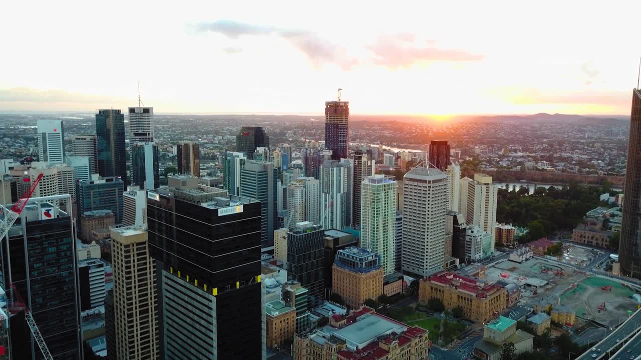 Vista aérea de um centro urbano com prédios altos ao nascer do sol