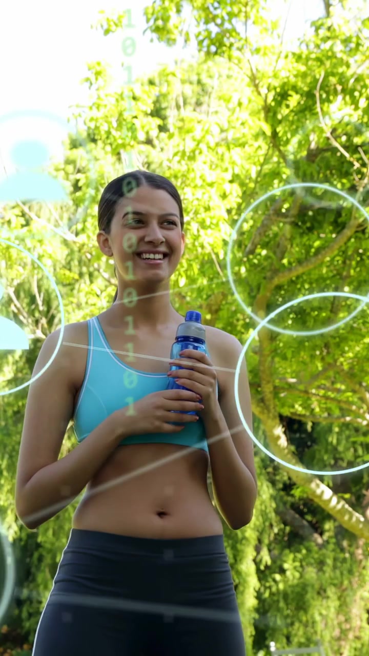 Video verticale: Donna che tiene una bottiglia blu, sposta lo sguardo, mostrando anelli e icone AR per il fitness.