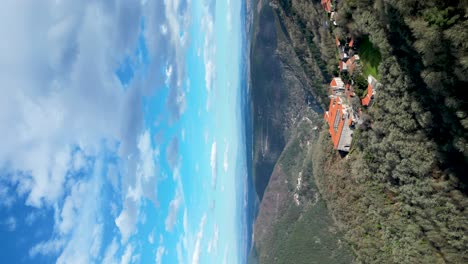 icónico monasterio católico español en la cima de una montaña verde y exuberante, vistas al valle