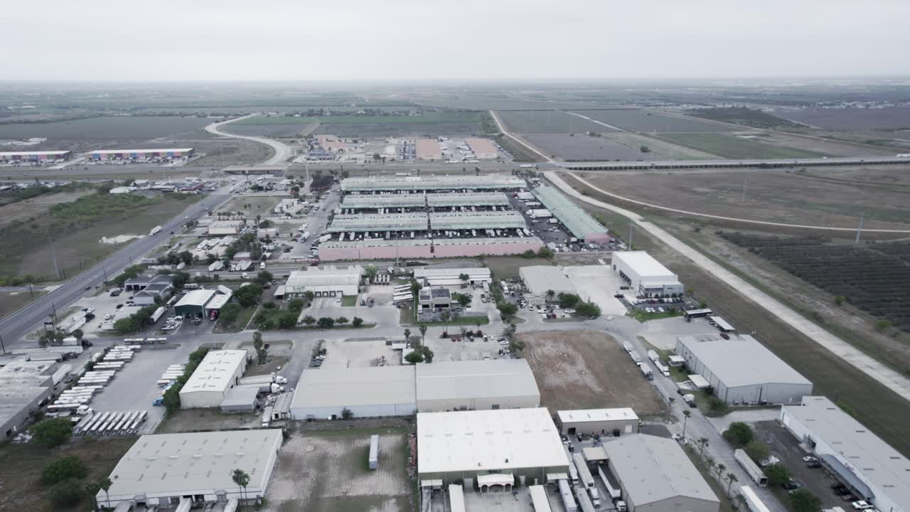 día nublado en el mercado de la terminal de productos de mcallen y otro almacén cerca en el sur de mcallen clouse por el puente internacional de hidalgo