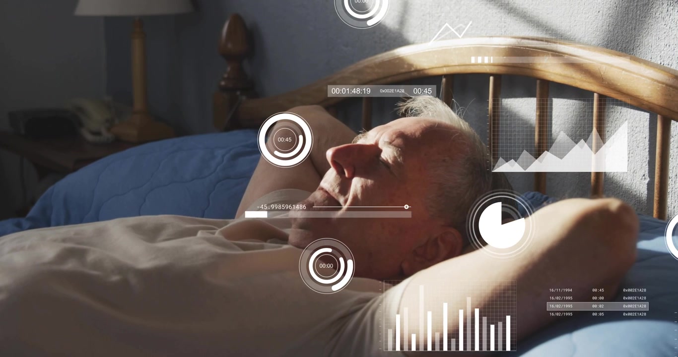 Uomo anziano sdraiato a letto sotto la luce solare mattutina che attiva metriche del sonno HUD che crescono intorno al busto.