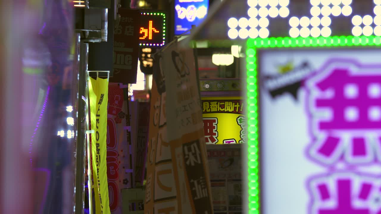 일본 도쿄의 번쩍이는 네온사인