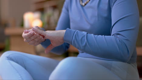 dolor en la mano, yoga o mujer con lesión por accidente
