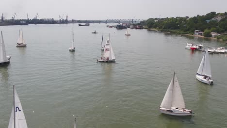 carrera de veleros en el río