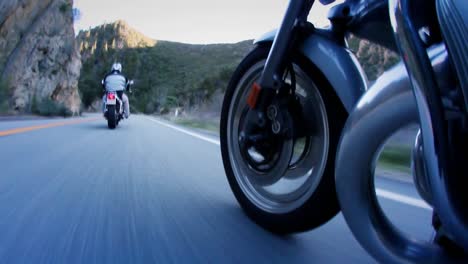 Motorradfahrer-Fahren-Eine-Bergautobahn-Hinunter