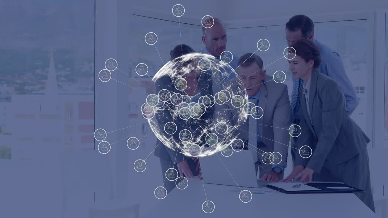 animación del globo con iconos sobre hombres de negocios caucásicos hablando