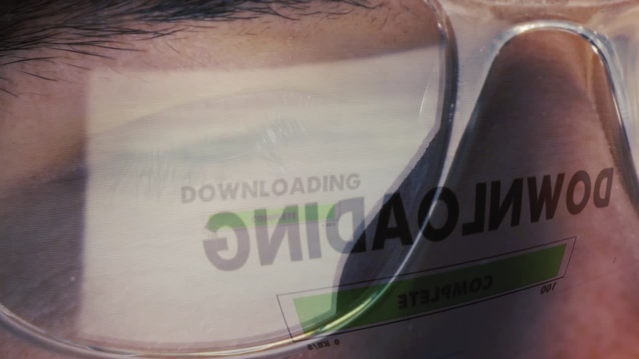 남성의 눈과 안경에 반영된 컴퓨터 화면 - 해킹 및 파일 다운로드 - 극단적인 클로즈업