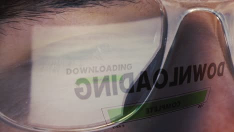 pantalla de computadora reflejada en ojos y anteojos masculinos - piratería y descarga de archivos - primer plano extremo