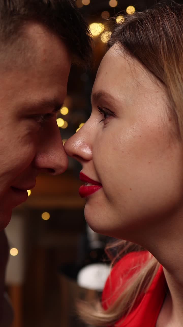 Una pareja celebrando con champán.