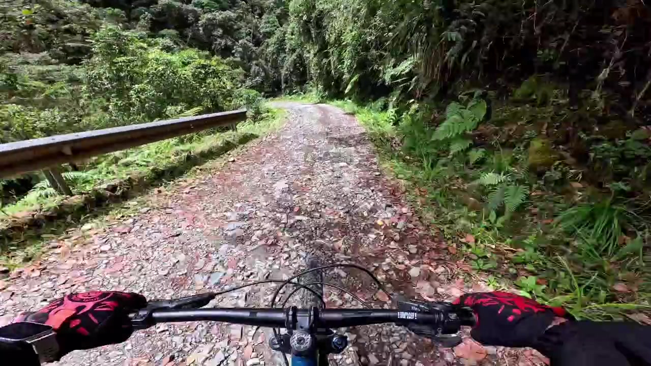 Ponto de Vista de Mountain Bike na Estrada de North Yungas, Estrada da Morte, La Paz, Bolívia
