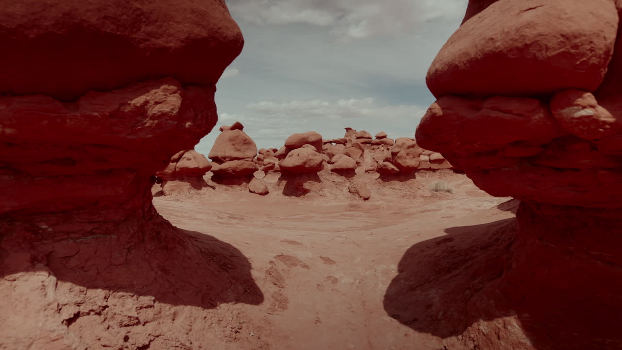 красные скальные образования в пустынном ландшафте